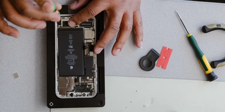 Signs That Indicate the Need for iPhone Battery Replacement